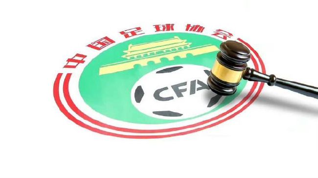 电影在一个静止画面中结束:从直升机拍下帆船在纽约港口航行的全景镜头，背景为曼哈顿，雷伊的日记画面横跨镜头我看着自己的脸，看到了什么?毫无身份。